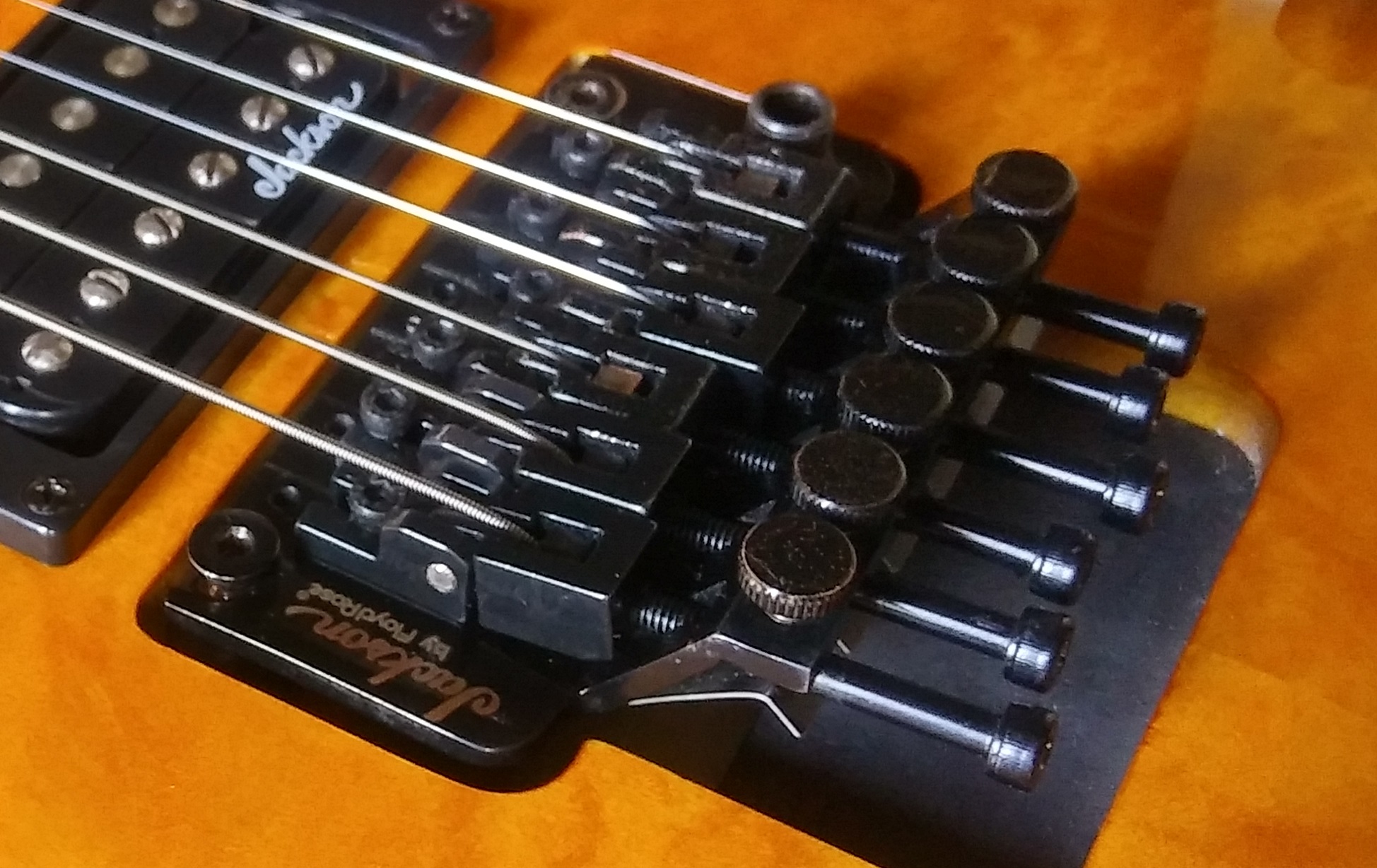 Guitarra con puente Floyd Rose tradicional en buen estado.