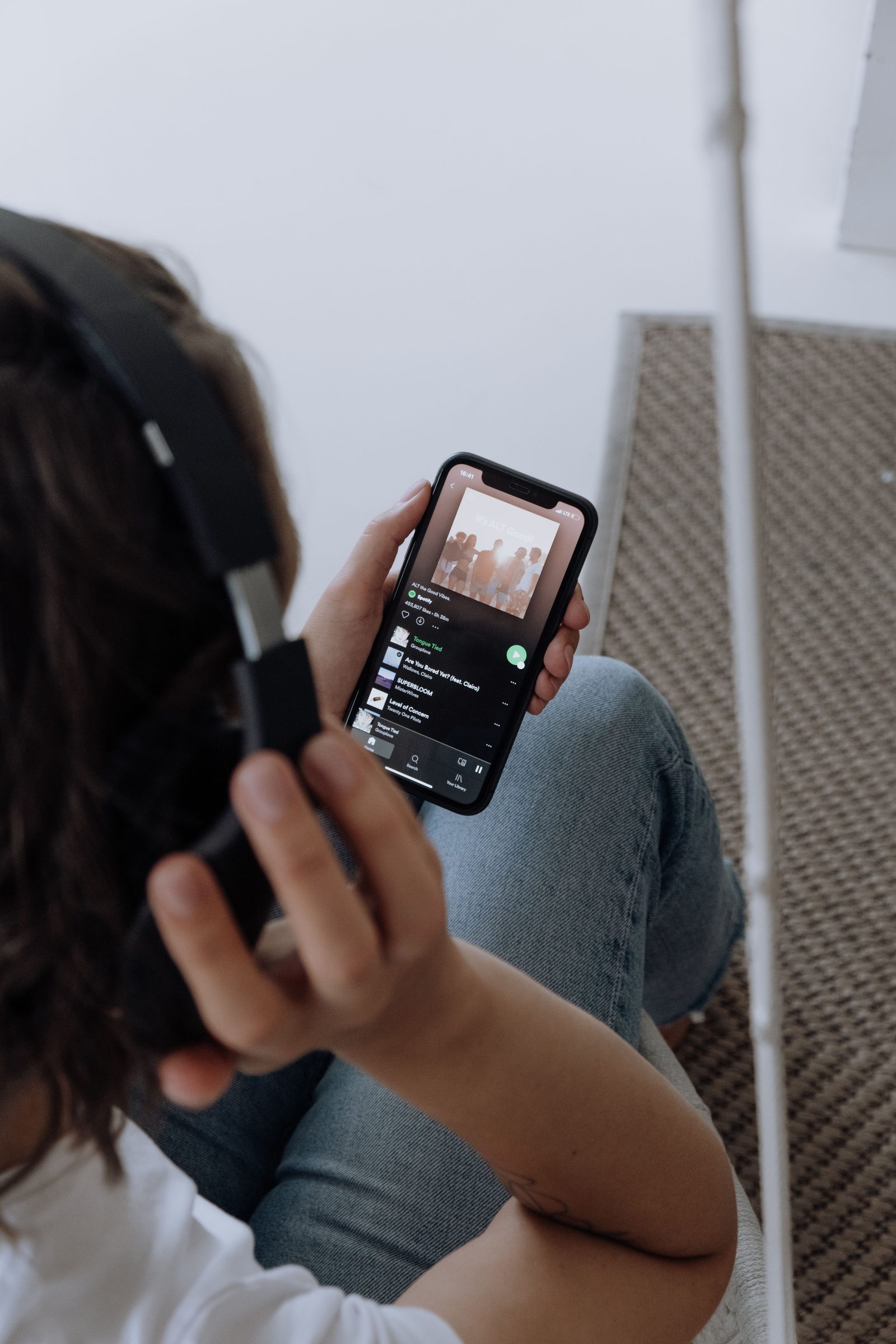 Teléfono móvil con aplicación de música y auriculares inalámbricos