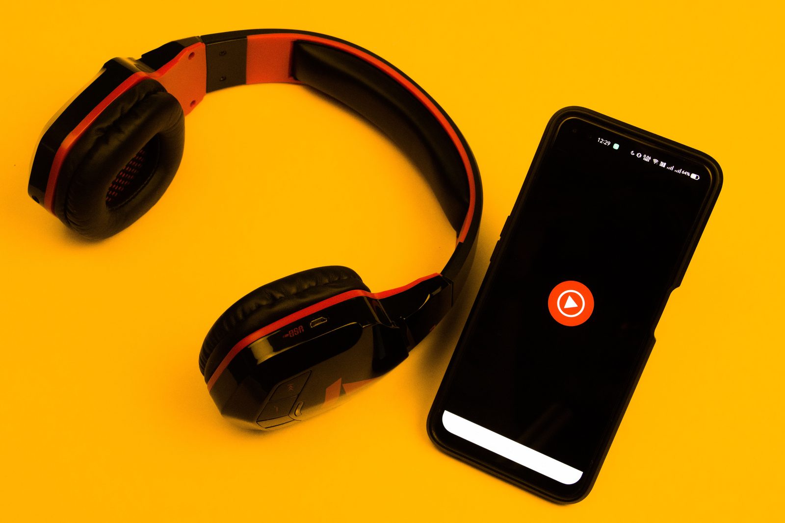 Persona escuchando música en streaming con auriculares