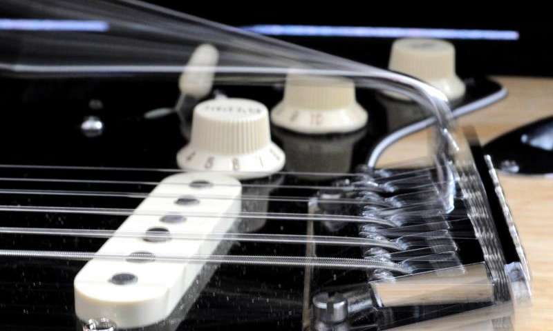 El Físico Jonathan Kemp inventa unas cuerdas para guitarra eléctrica revolucionarias